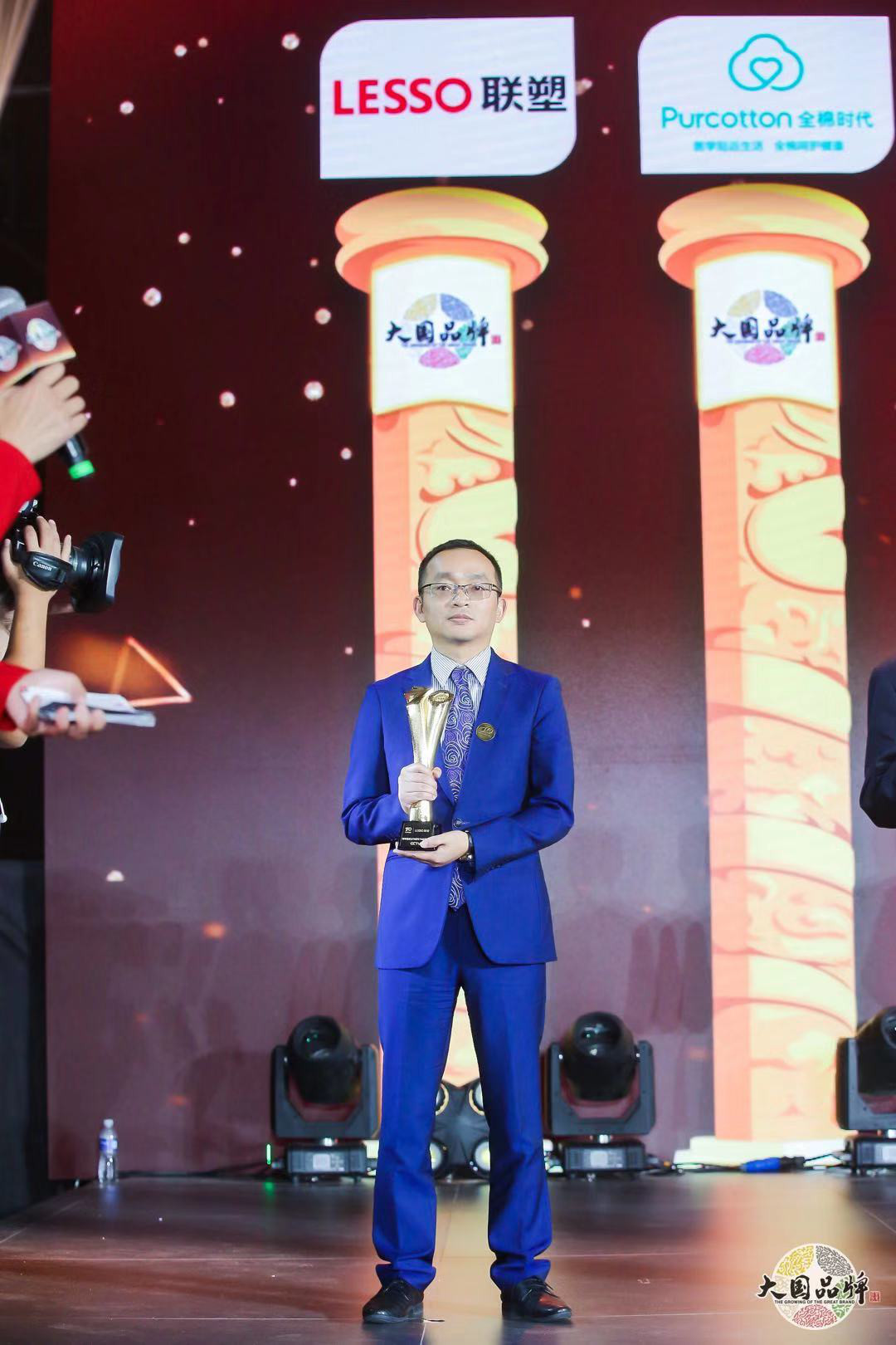 国产日韩精品欧美一区喷